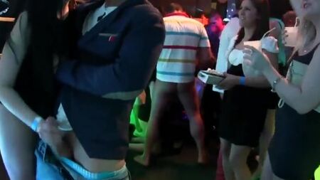 Головокружительная порно вечеринка с очень красивыми девушками