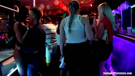 Головокружительная порно вечеринка с очень красивыми девушками