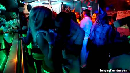 Головокружительная порно вечеринка с очень красивыми девушками