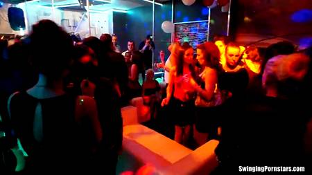 Головокружительная порно вечеринка с очень красивыми девушками