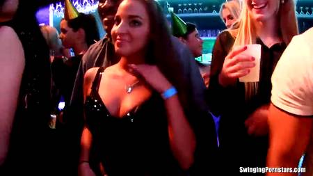 Головокружительная порно вечеринка с очень красивыми девушками