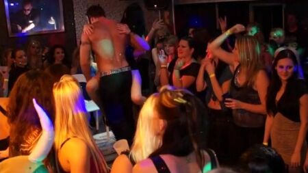 Свингеры организовали жаркую групповуху в ночном клубе