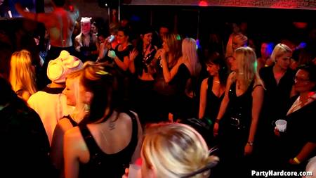 Свингеры организовали жаркую групповуху в ночном клубе