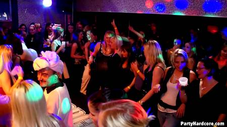 Свингеры организовали жаркую групповуху в ночном клубе