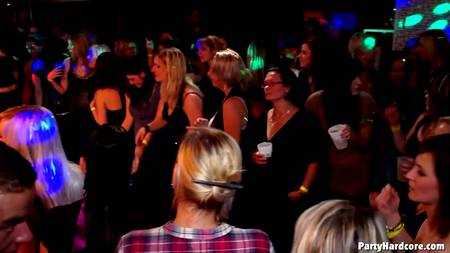 Свингеры организовали жаркую групповуху в ночном клубе