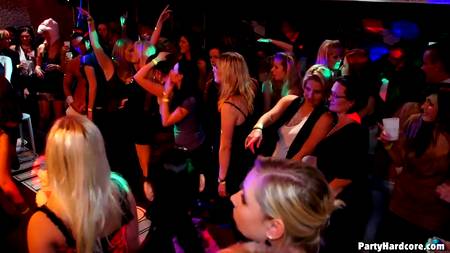 Свингеры организовали жаркую групповуху в ночном клубе