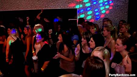 Свингеры организовали жаркую групповуху в ночном клубе