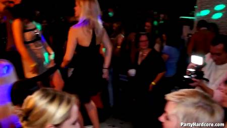 Свингеры организовали жаркую групповуху в ночном клубе