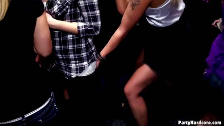 Свингеры организовали жаркую групповуху в ночном клубе