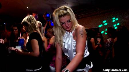 Свингеры организовали жаркую групповуху в ночном клубе