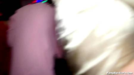 Свингеры организовали жаркую групповуху в ночном клубе