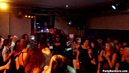 Свингеры организовали жаркую групповуху в ночном клубе