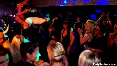 Свингеры организовали жаркую групповуху в ночном клубе