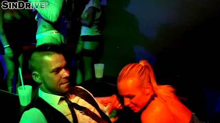 Накаченные парни оприходовали в ночном клубе толпу голодных сучек