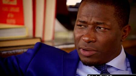 Скромная белая девушка наслаждается большим членом негра