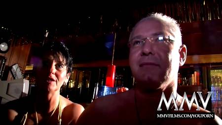 Женщины устроили оргию с накачанными и мужественными клиентами