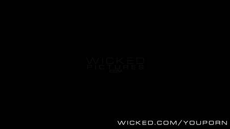 Сексапильная Romi Rain делает приятно своему мужчине