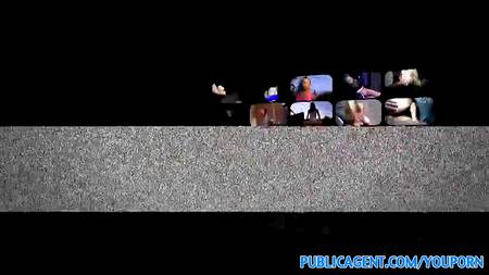 Толстая девочка ебется в красивом парке