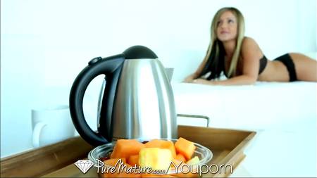 Мужественный студент натягивает раком отличницу из колледжа