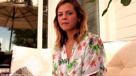 Юная шлюшка занялась красивым онанизмом