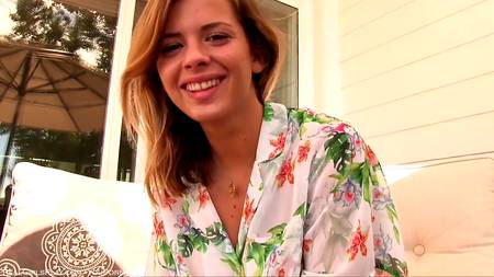 Юная шлюшка занялась красивым онанизмом