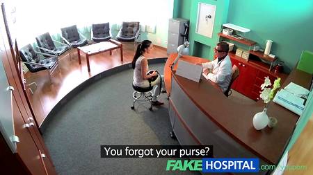 Доктор снял на скрытую камеру интимные отношения с пациенткой