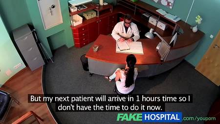 Похотливый педиатр трахает посетительницу госпиталя, уединившись в кабинете
