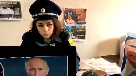 Русский мужчина отымел на работе сексапильную взяточницу в униформе