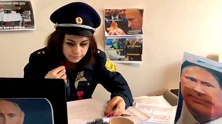 Русский мужчина отымел на работе сексапильную взяточницу в униформе