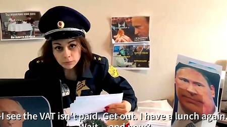 Русский мужчина отымел на работе сексапильную взяточницу в униформе