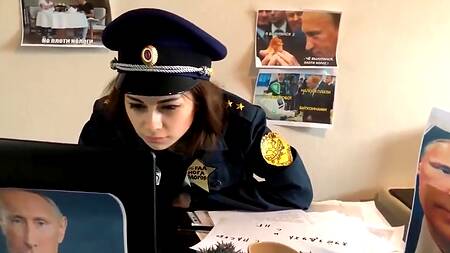 Русский мужчина отымел на работе сексапильную взяточницу в униформе