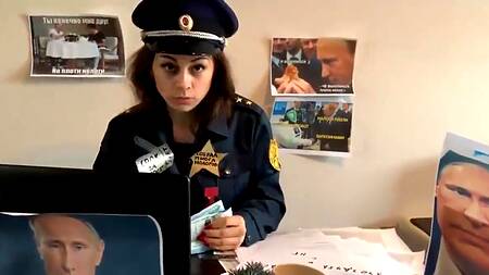 Русский мужчина отымел на работе сексапильную взяточницу в униформе