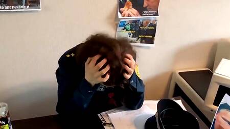 Русский мужчина отымел на работе сексапильную взяточницу в униформе