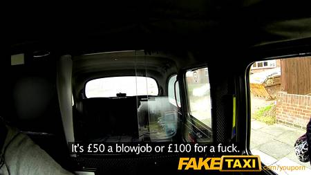 Таксист соблазнил грудастую клиентку