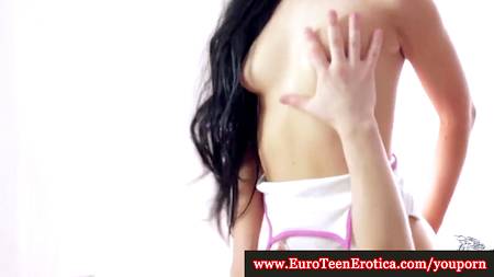 Девушка позволила парню трахнуть ее в попку