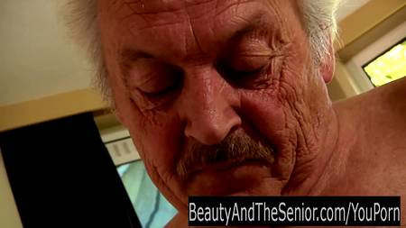 Загорелая студентка отдалась толстому и седому старичку