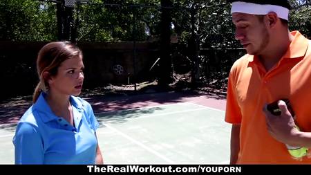 Тренер овладел теннисисткой на корте