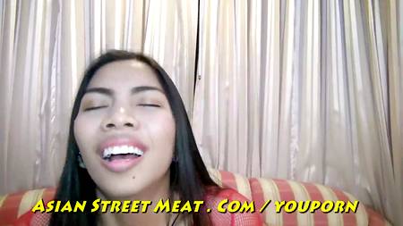 Две филиппинки развлекаются с небритым туристом на диване