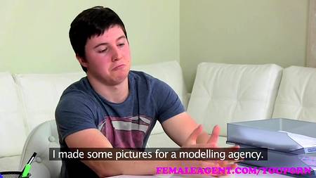 Зрелая тетка в очках ублажает пацанчика