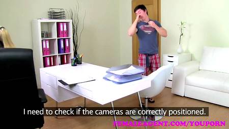 Зрелая тетка в очках ублажает пацанчика