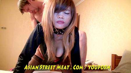 Нагнул раком азиатку и разработал ей анальный проход