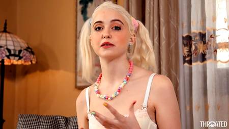 Хорошенькая сучка глубоко сосет длинный пенис от первого лица