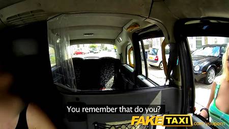 Водитель такси здорово развлекается с юной пассажиркой