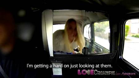 Распутная девушка веселится в автомобиле