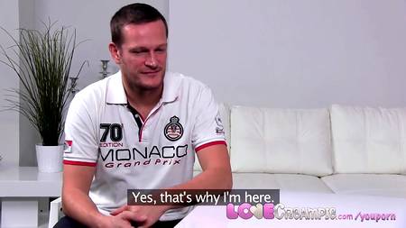 Мужчина накончал в пилотку своей спутницы