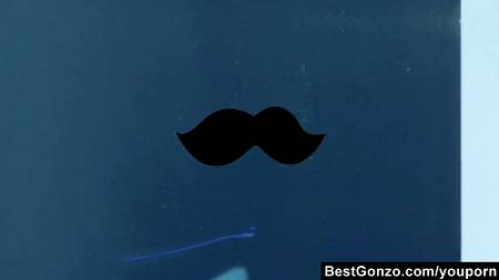 Горячая девка работает с толстым пенисом