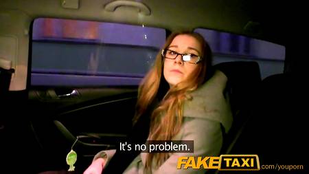 Красивая студентка балуется с таксистом
