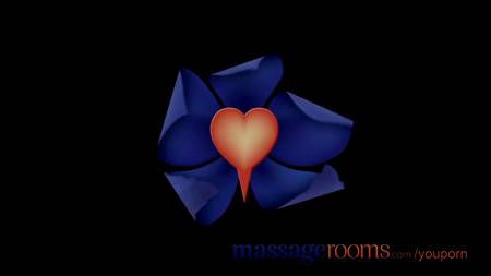 Две девки ебутся после нежного массажа