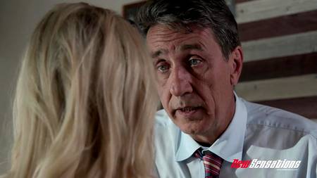 Старый преподаватель отымел на уроке сексапильную молодую студентку