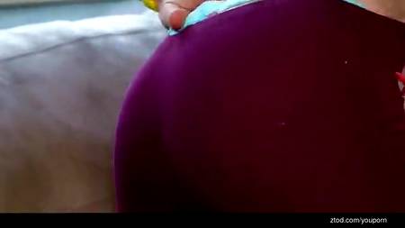 Сладкая девочка хочет постоять рачком перед приятелем